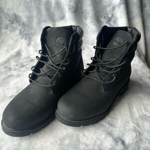 7.5 women’s black timberland boots. Worn one time for an hour, Close to new